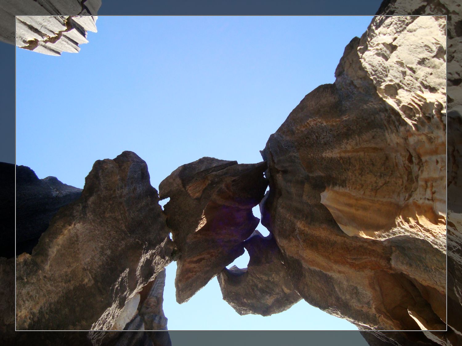 这个是良心石 良心坏坏的人走在下面 石头会掉下来哦