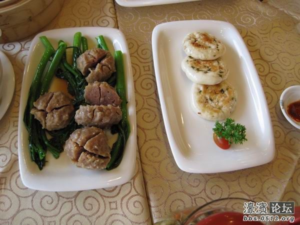 高汤灼牛肉球,里面有马蹄,很不错,另一个是葱油饼