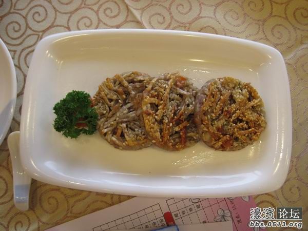 香麻煎芋丝饼,芋头丝,牛肉丝,芝麻压个饼煎一下,挺香