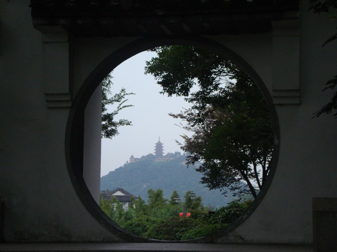 在龙爪岩公园门口往东拍摄的，天气不太好，有些糊。