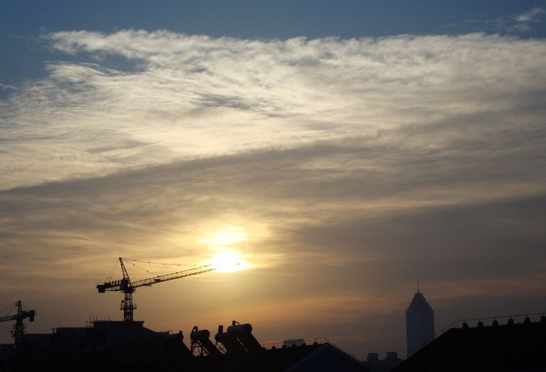 阳光对焦炙烤，塔吊发生危情