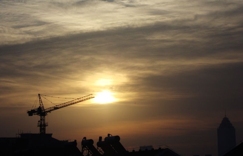 热量很高，塔吊已经被毁去一半