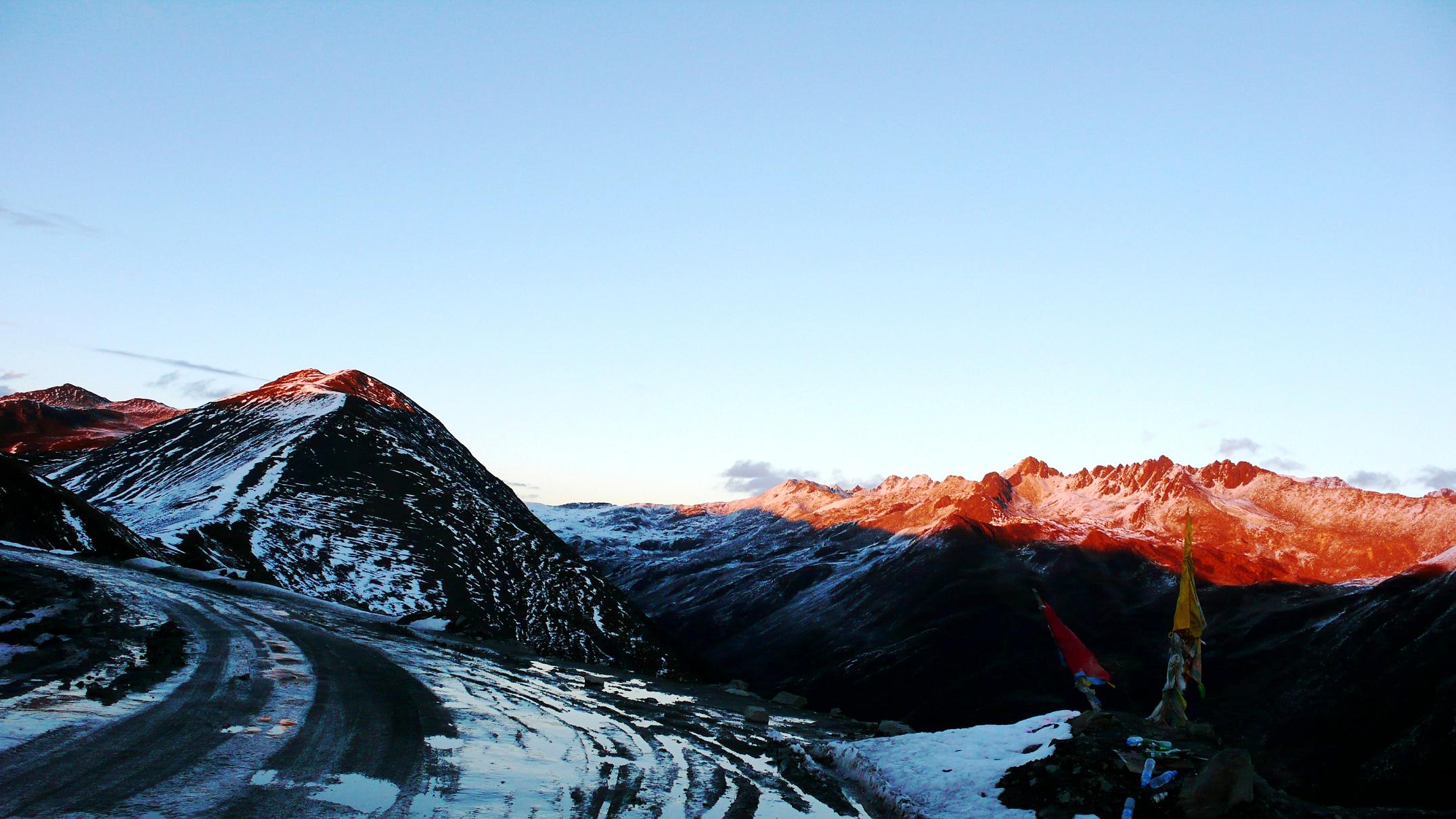 夕阳下的雅克夏雪山