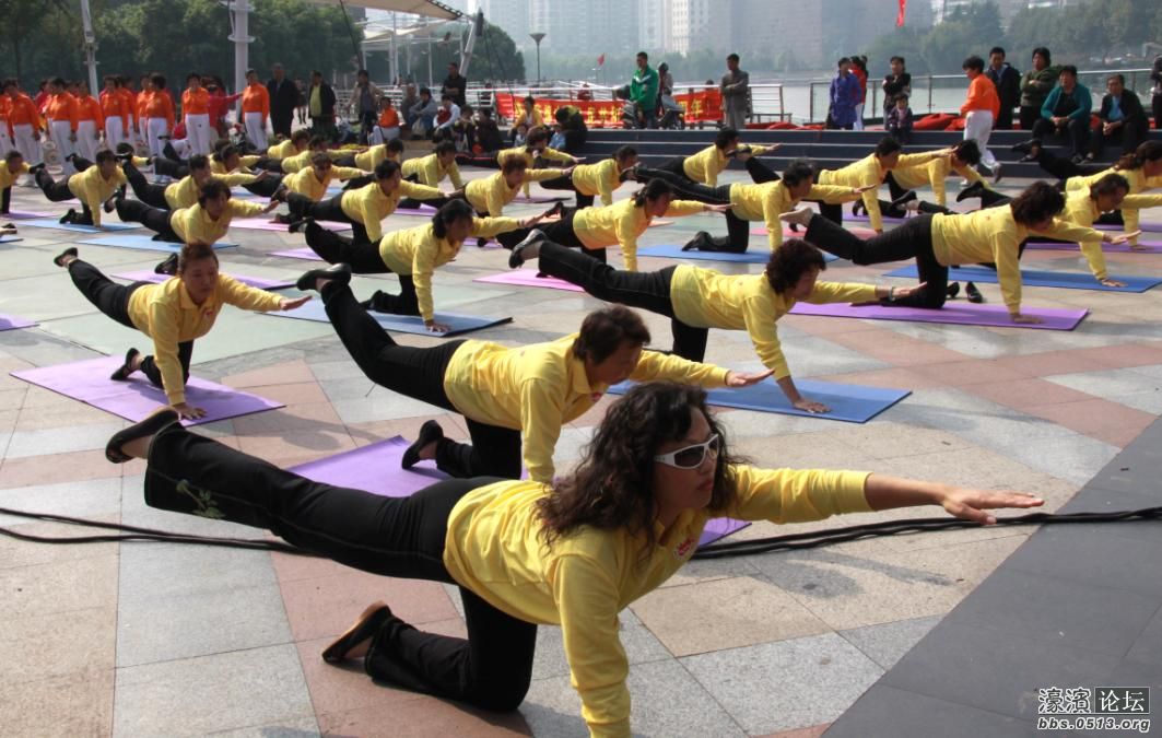 由沈晓村领衔老年瑜伽表演。