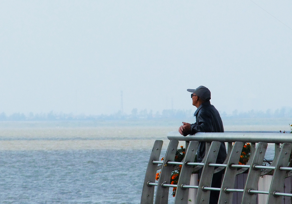 就是这位长辈，我在岸上长焦拍照的