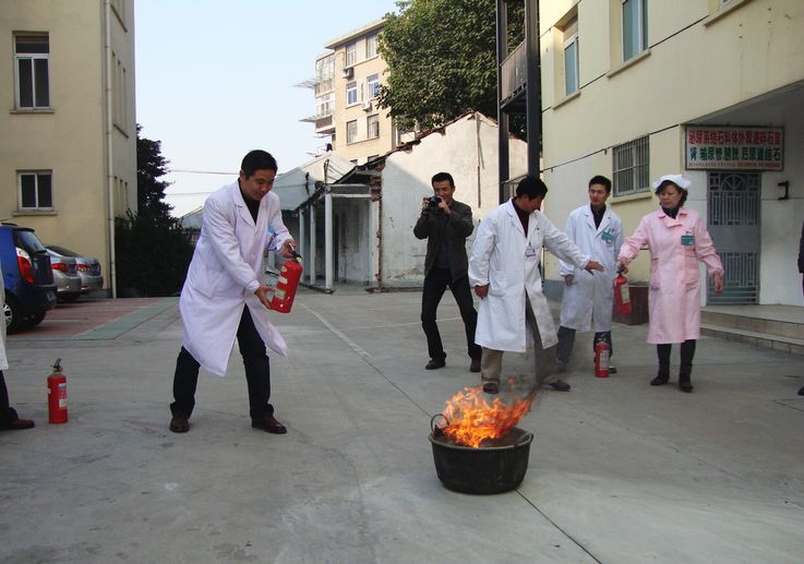 沉着冷静，拔去灭火器顶端栓子，对准火情