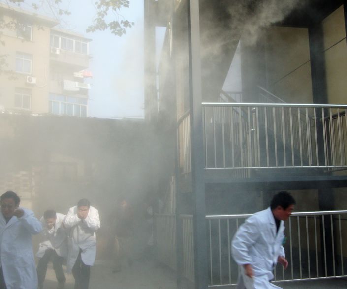 出现险情，用湿毛巾捂住口鼻，有序从消防通道逃生