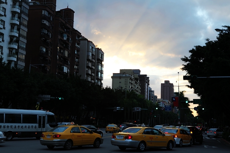 满大街的出租车，叫小黄