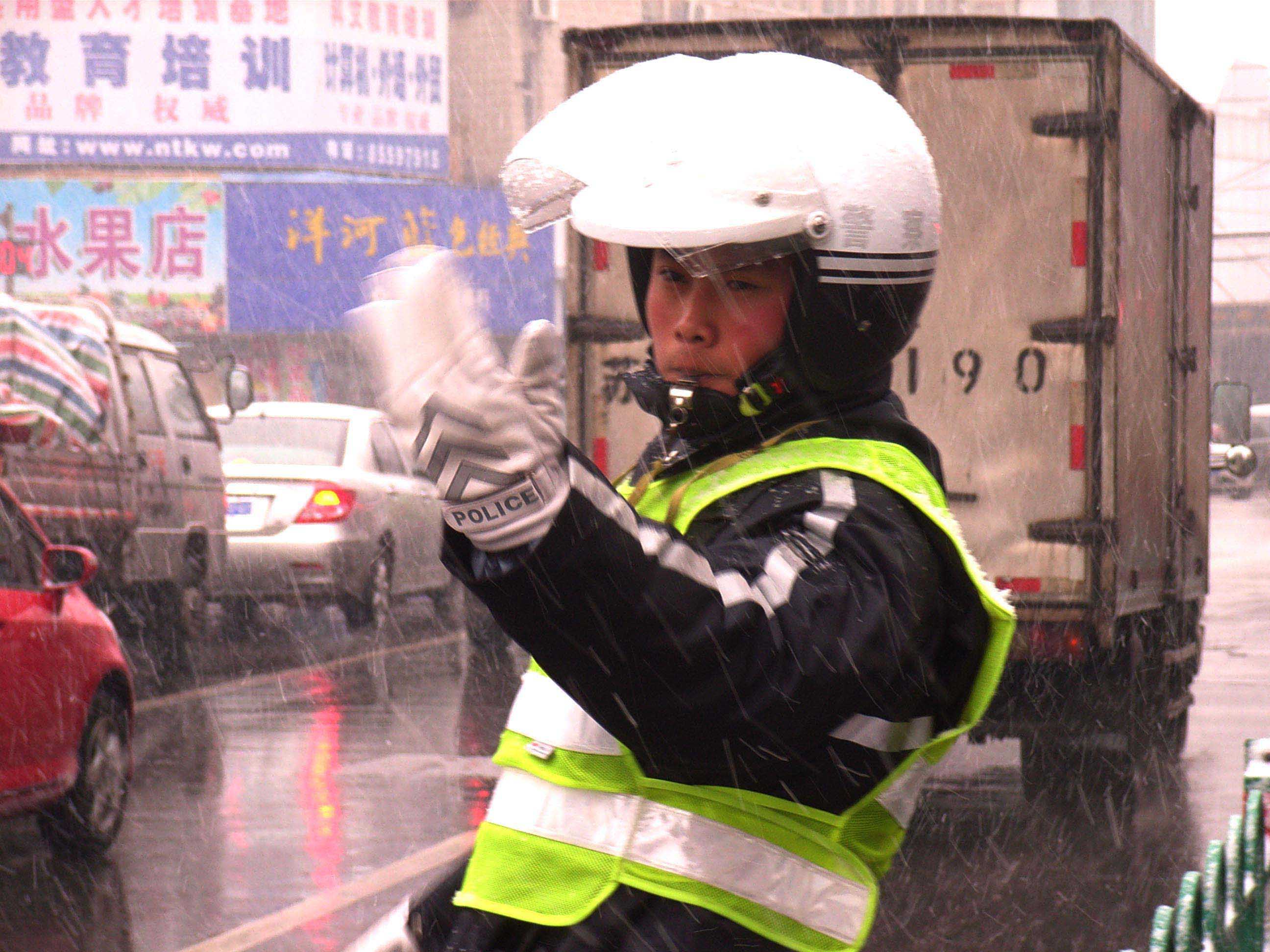雨雪中的年轻交巡警（三）