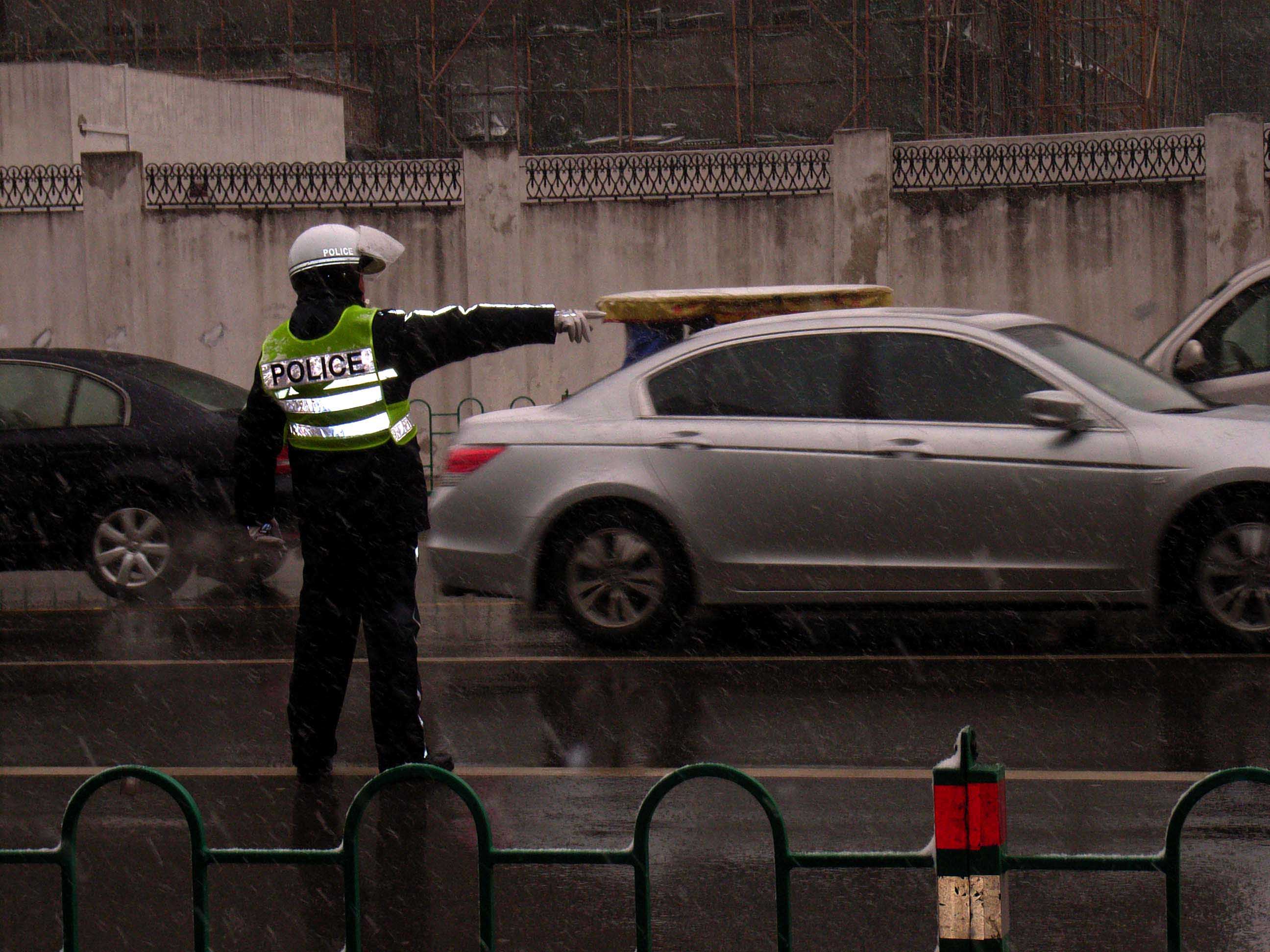 雨雪中的年轻交巡警（二）