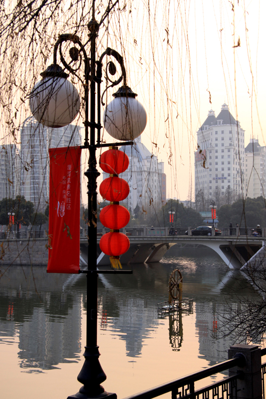 红灯笼高挂濠河畔(一)