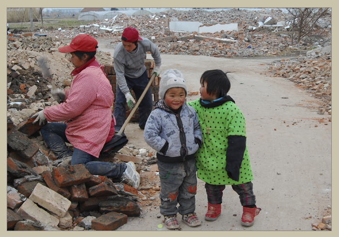 扛工者和他们的子女们 ).jpg