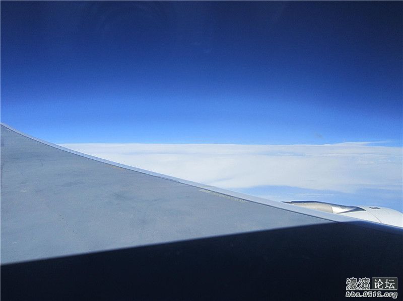 飞的高一点天空看上去是蓝一点