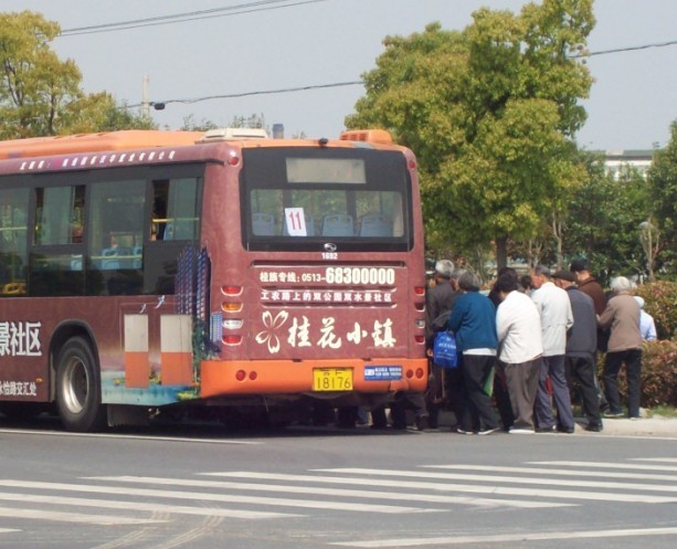 公交坐满了0.jpg