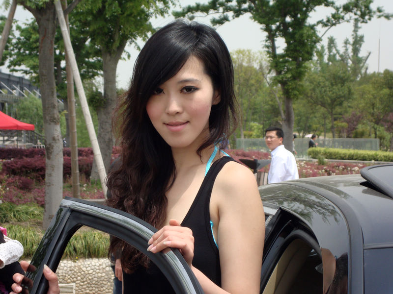 最敬业的模特，十二点了，太阳很晒，比亚迪的这位女孩是全场唯一的亮点，其他的模特早就不见了踪影。职业精 ...