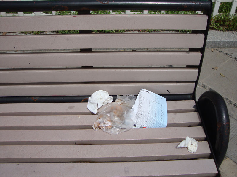 椅子上也扔了垃圾