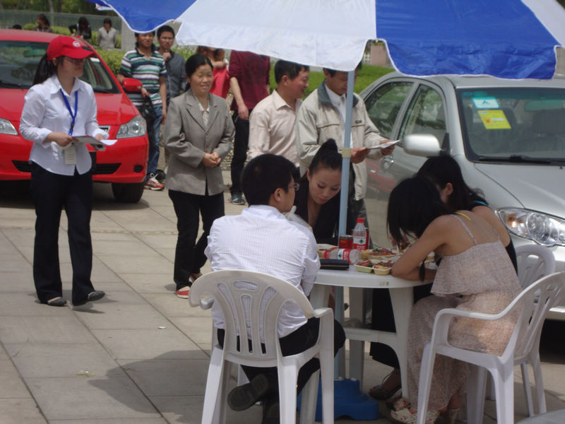 比亚迪的模特在用盒饭