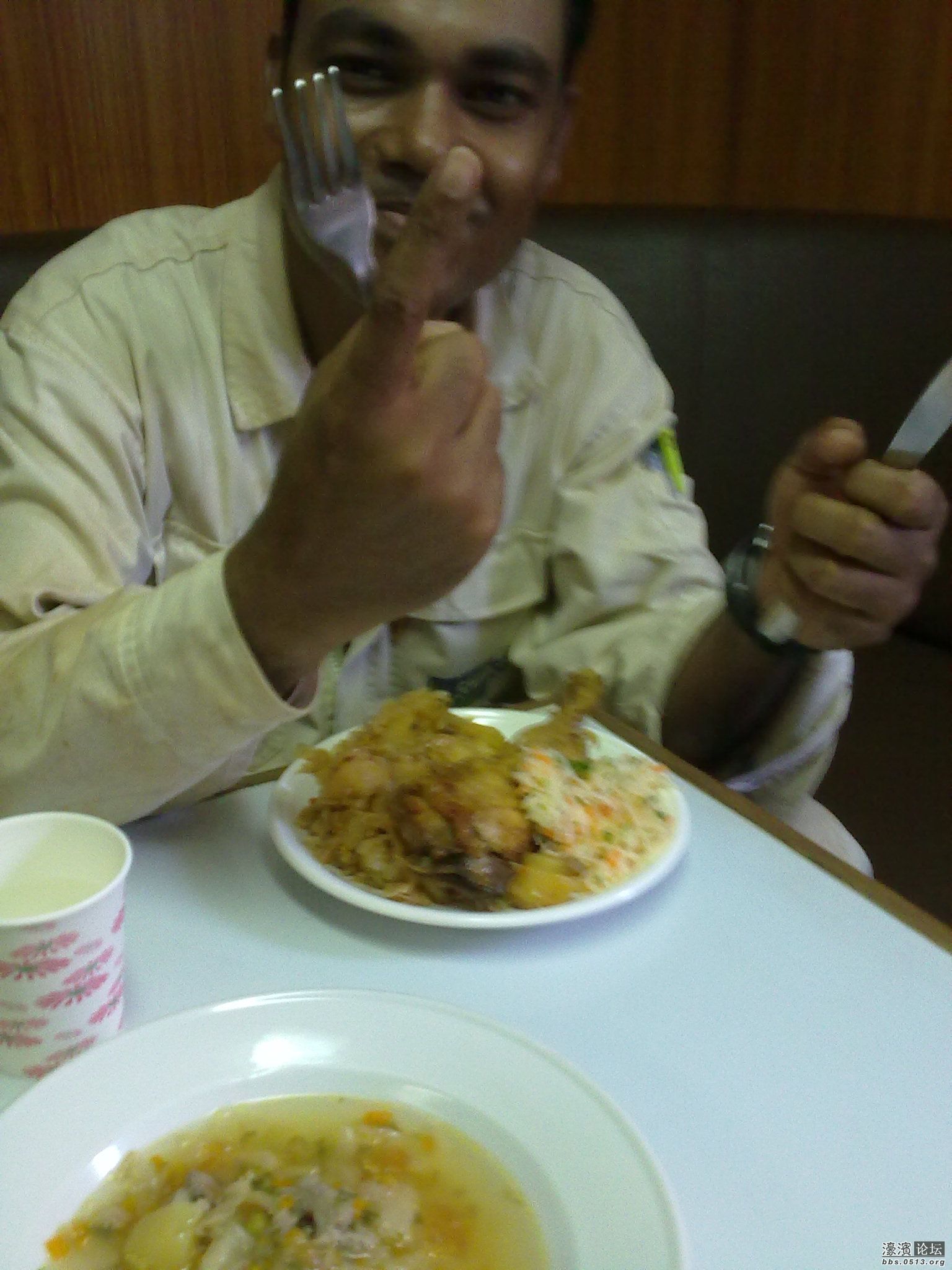 同事说他天天吃鸡他的脸都快变成鸡脸了哈哈！