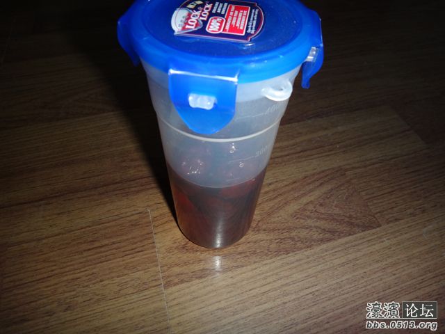 烧菜累了，喝点红枣茶，我的专用杯，哈哈，找不到好的角度，直接放在地上拍的