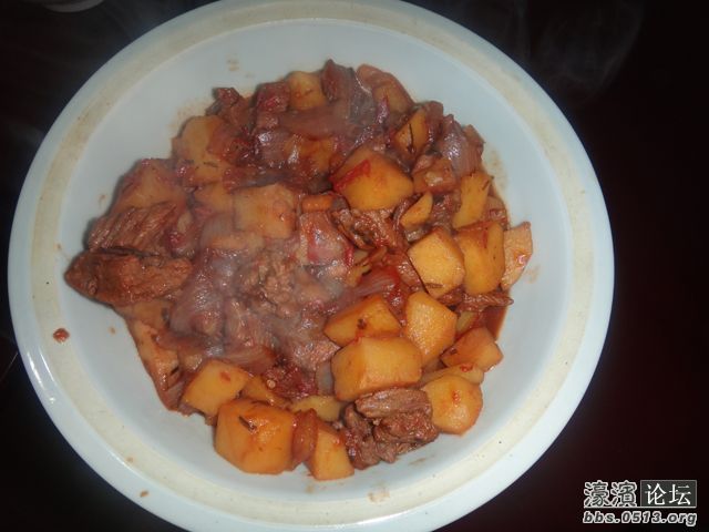 土豆烧牛肉，洋葱和西红柿都看不见了，因为量太多，找了个家里八百年没用过的碗