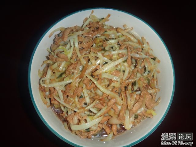 韭黄炒肉丝，我很喜欢的一道菜，味道也不错啦