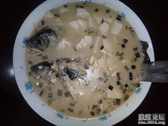 特别要说一下，这个鱼汤先用大火烧开，再用小火慢熬，鱼汤那叫一个白啊。鲜美哇