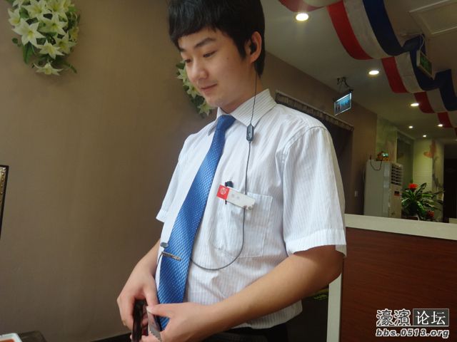 这个帅哥听说是濠滨论坛的网友，不但同意拍照，还亲自全程服务