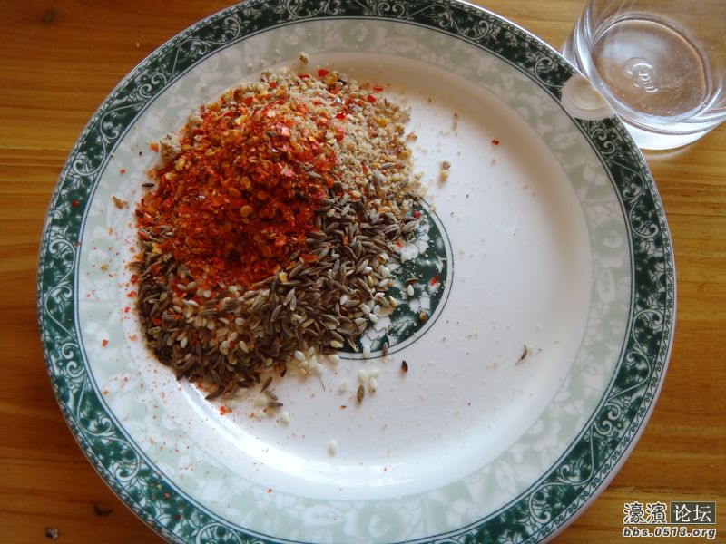 沾的作料，干辣椒粉，孜然和什么坚果粉的，蛮好吃