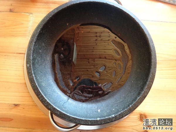 石锅，说是石头做的，烧烤时一点也不粘锅