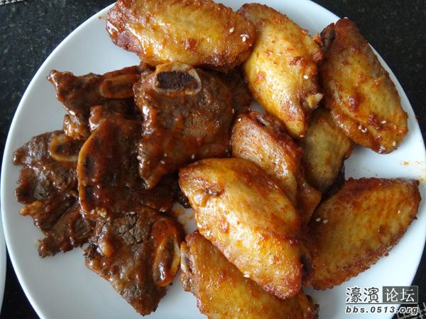 鸡翅，拿了六个，最后还剩了三个，还有少许牛排