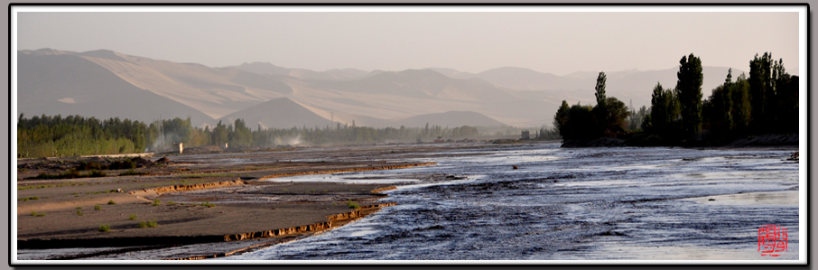 这一张是在月牙泉外围拍的，当时因风沙天气，故天空呈现灰色调了。