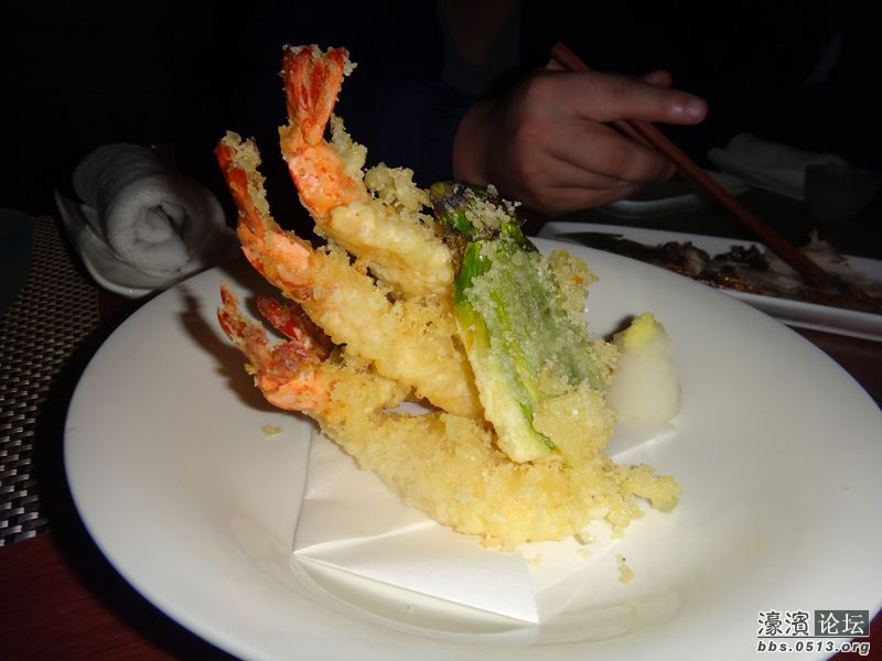 这个虾很受欢迎，吃完了又点了两盘，有酱汁蘸着吃