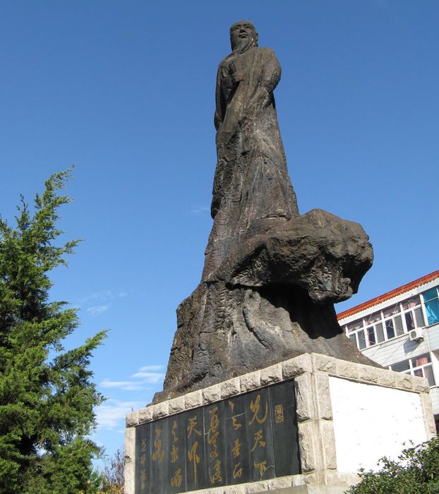 在骑岸镇南街头的范仲淹雕像