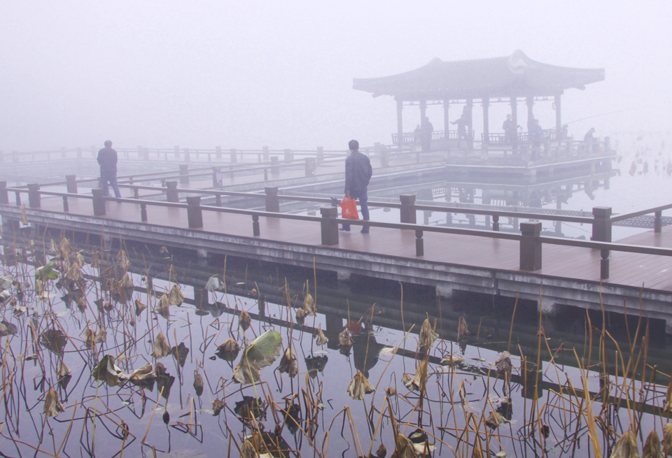 这是南通市启秀码头。时处初冬，冷空气来袭前，大雾弥漫，让人生活大虚实之间。2011年11月28日摄。