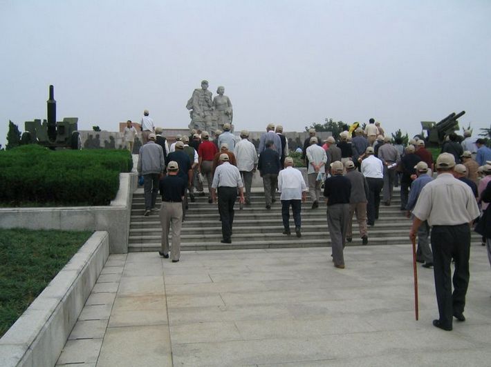 郭建光、阿庆嫂等英雄形象的大型雕塑