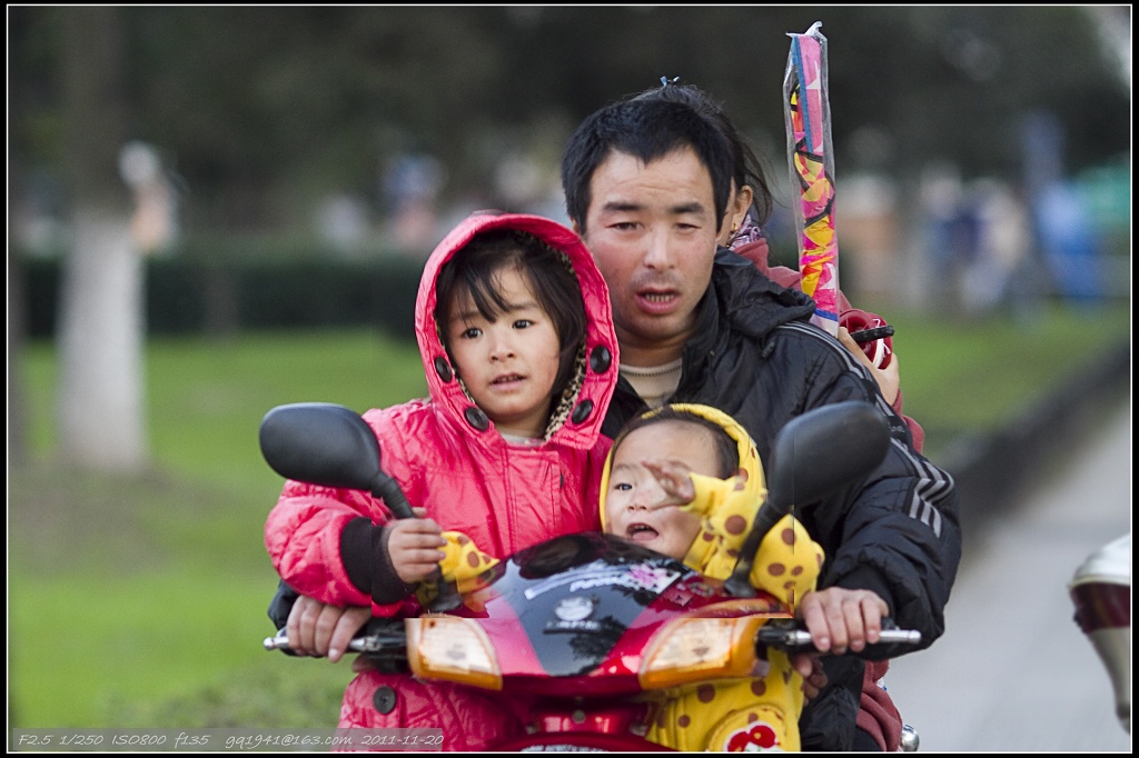 IMG_8543放风筝的一家人s.jpg