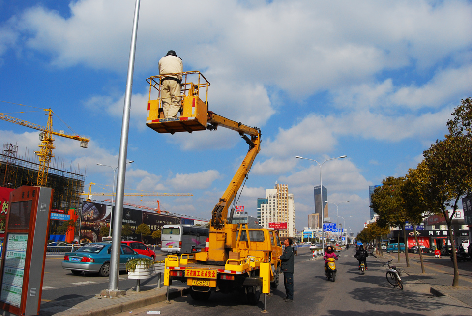 复件 冒严寒抢修  保路灯通明 (1).jpg