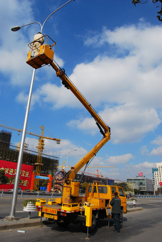 复件 冒严寒抢修  保路灯通明 (2).jpg