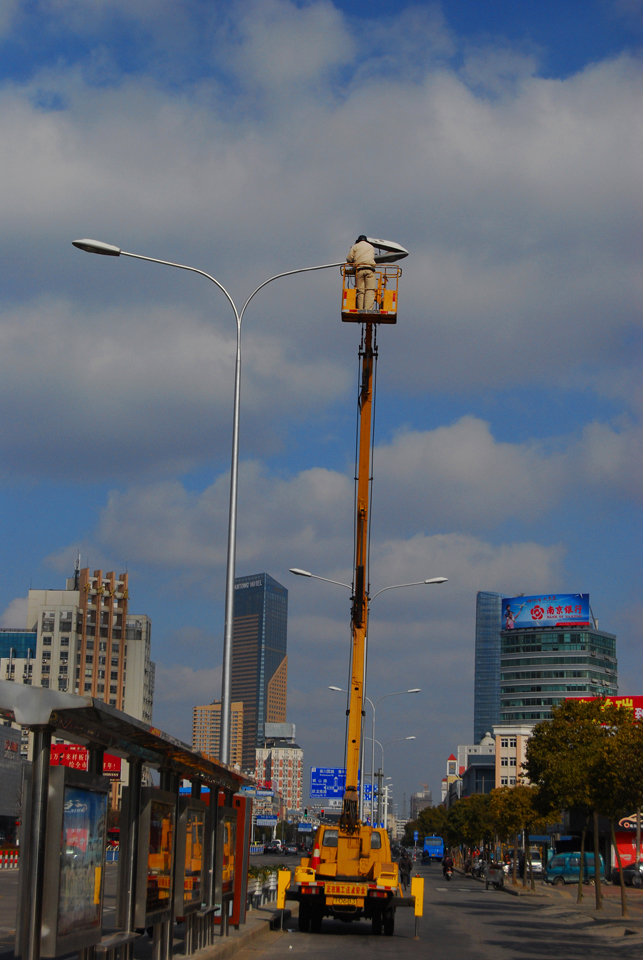 复件 冒严寒抢修 保路灯通明(6).jpg