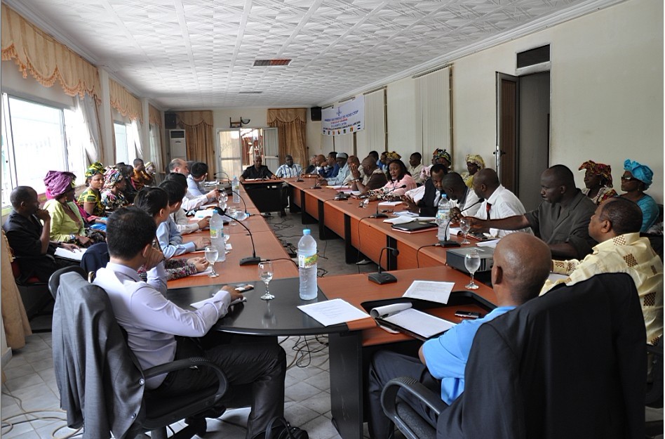 在渔业部开会，35度，停电，我们西装