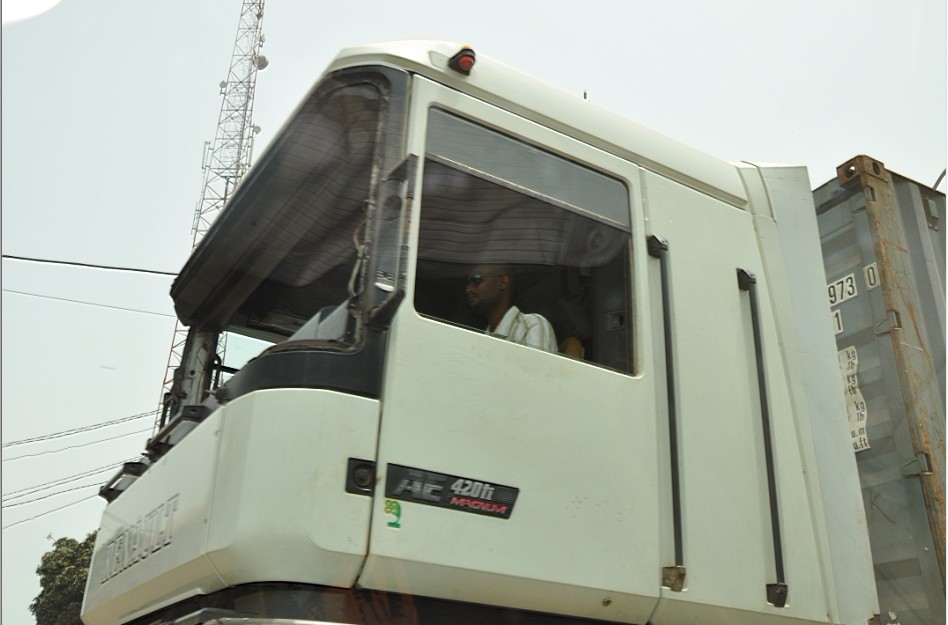 没有前挡风玻璃的卡车，离开总统府3km