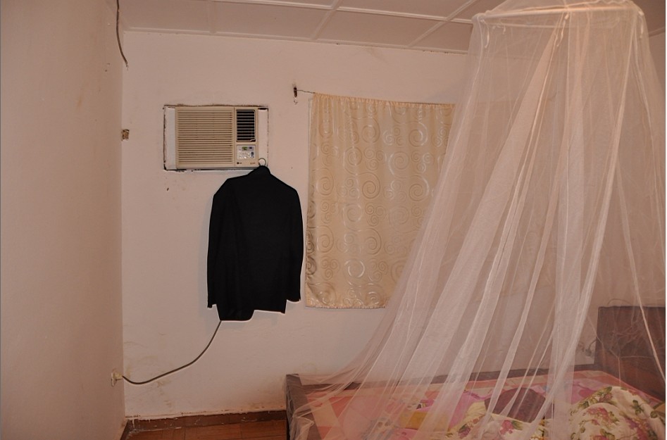 我住的房间，电只有到半夜，还有同时房间没有空调