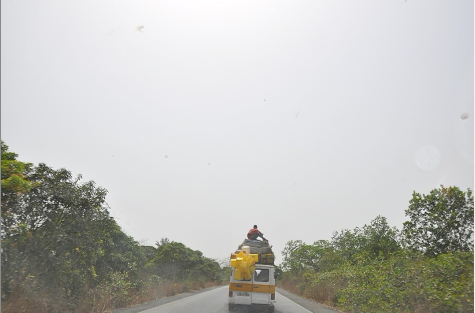 坐在汽车顶上的旅客-最多→-6个，后门还有人挂着