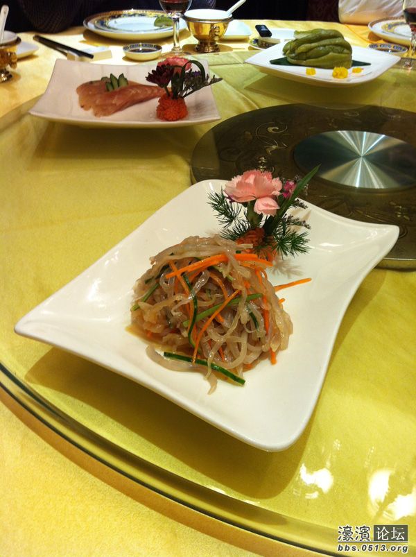 海蜇丝，我不是很喜欢，还是喜欢吃泡椒海蜇头！