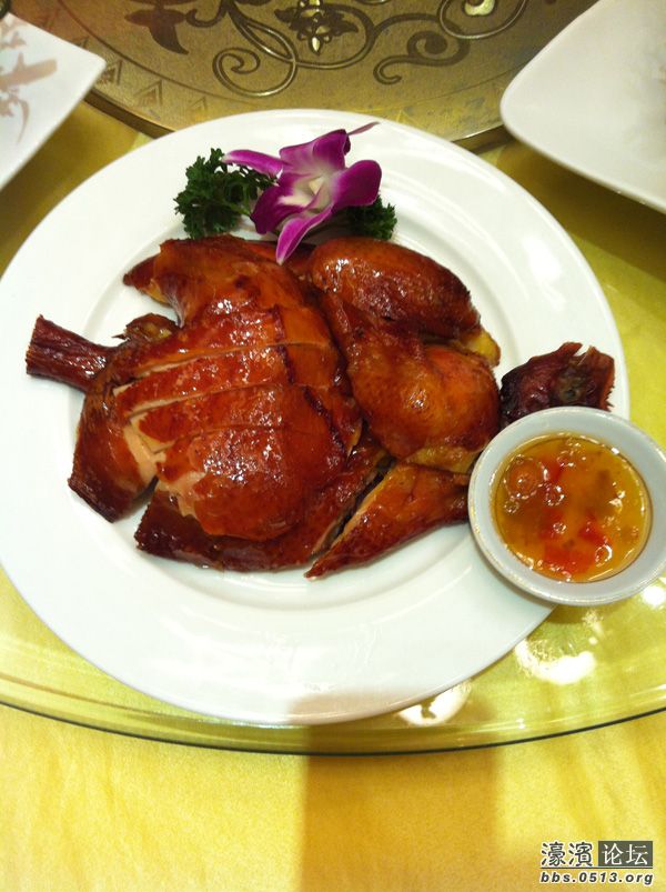 脆皮鸡，话说这皮真的很脆哦，肉质很嫩，好吃！