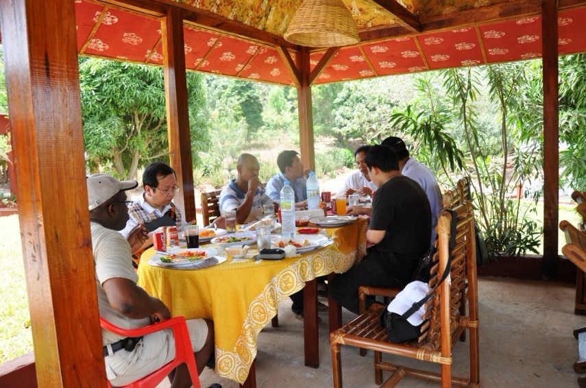 育苗场和本地人一起用餐，当然是上等人