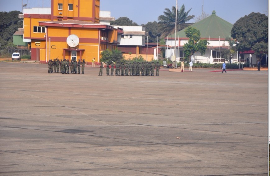 因为几内亚总统飞机要回来，机场上很多总统卫队士兵，正在铺红地毯