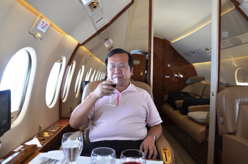 喝2000多美元一瓶的红酒