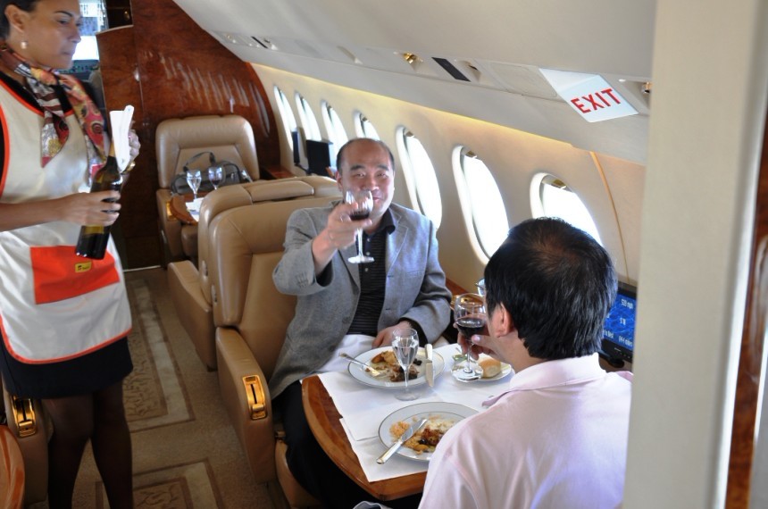 机上用餐，旁边是黑人乘务员