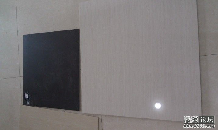 一楼厨卫墙地、黑地（仿古），白强（木纹）